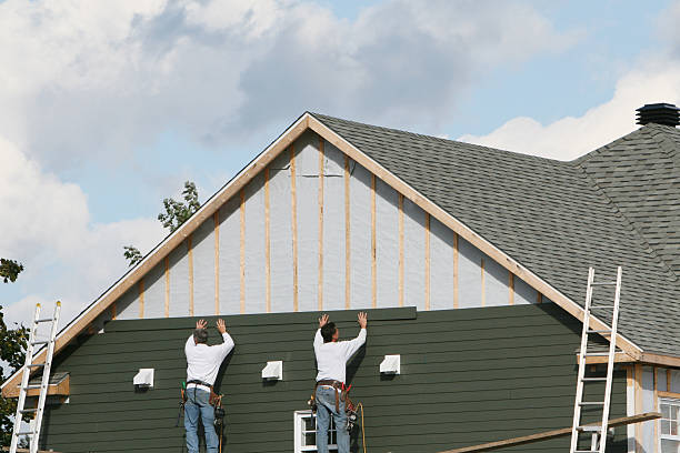 Professional Siding technician working in Canton, IL